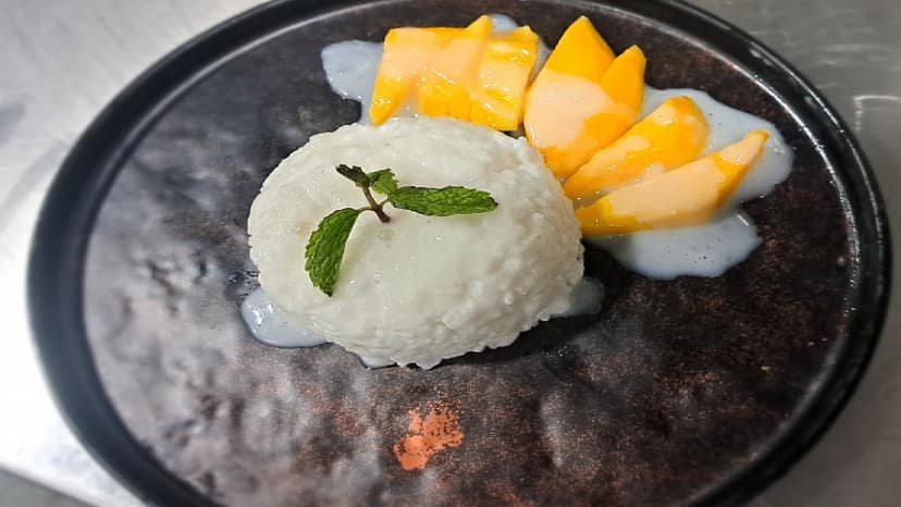 Sticky rice with mango