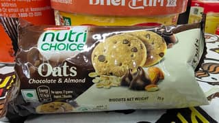 Britannia nutri choice oats chocolate & almond biscuits