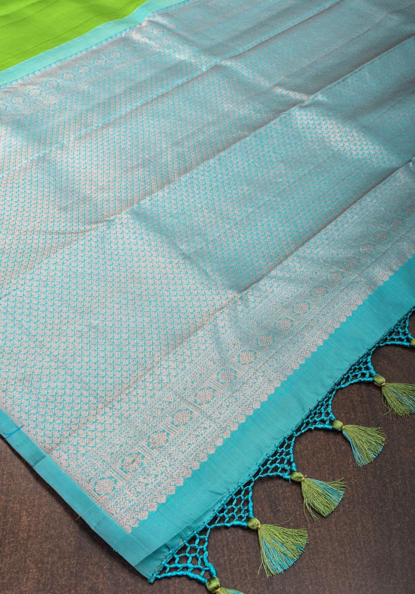 Kelly Green Borderless Kanjivaram Soft Silk Saree with geometric zari motifs and contrast Turquoise pallu | SILK MARK CERTIFIED view 5