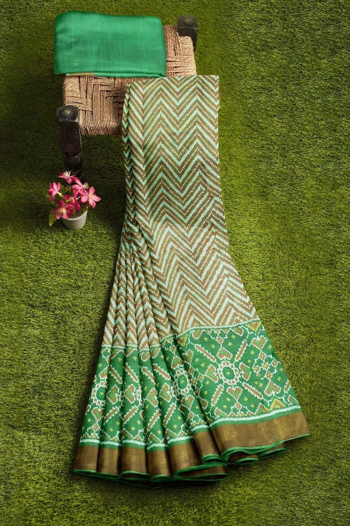 Garvi Gurjari (A Gujarat Govt Enterprise Women Golden and Parrot Green Shaded Handwoven Single Ikat Silk Patola Saree(GGCSIKS64) view 5