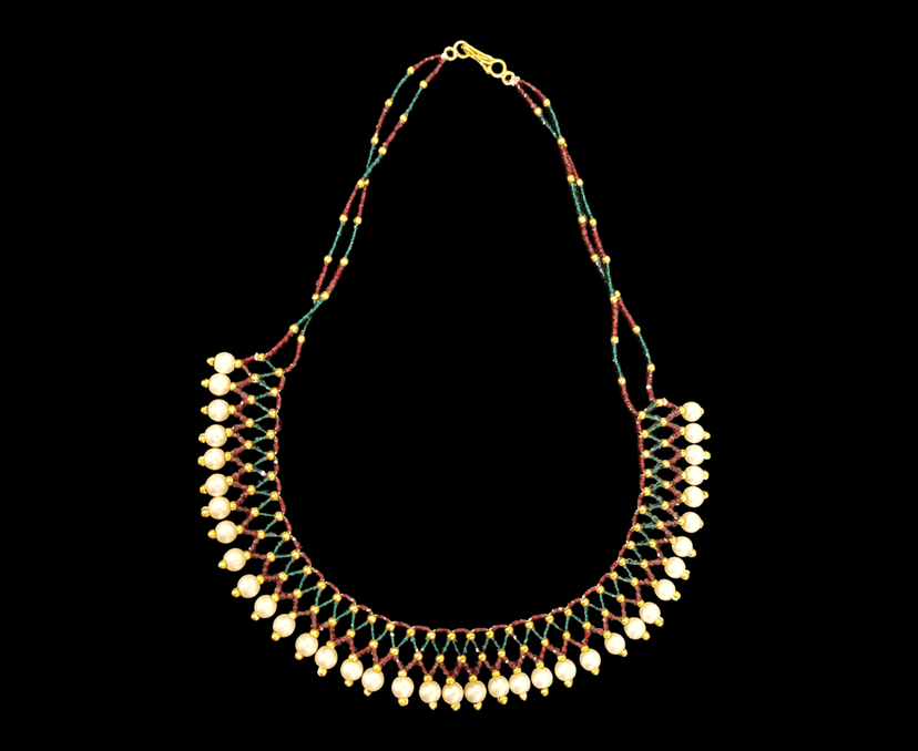 Elegant Beaded Necklace with Pearls view 3