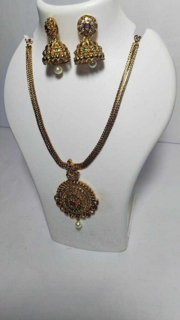 Gold-plated Kundan and Pearl Necklace Set with Earrings view 3