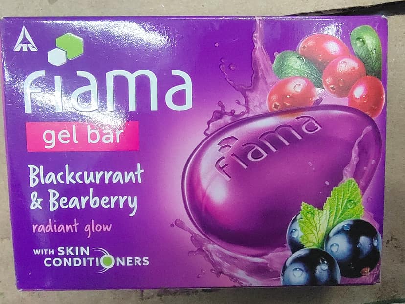 Fiama gel bathing bar blackcurrant and bearberry