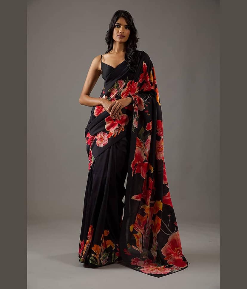 BLEESBURY Chiffon Printed Saree With Unstitched Blouse Piece ( Black,Red )