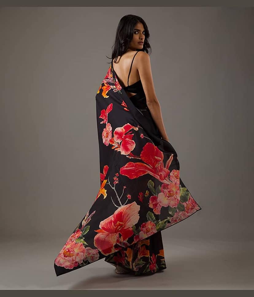 BLEESBURY Chiffon Printed Saree With Unstitched Blouse Piece ( Black,Red ) view 2