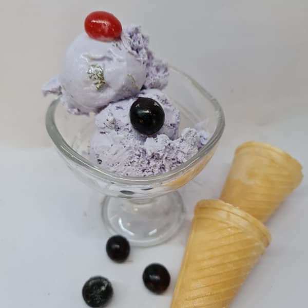 Black current icecream (2 scoops)