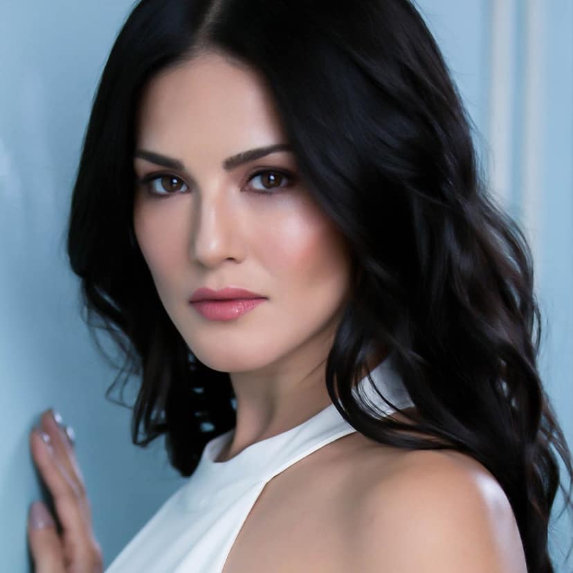 Star Struck by Sunny Leone Luxe Matte Lipstick - Baby Doll, 4.2g view 3