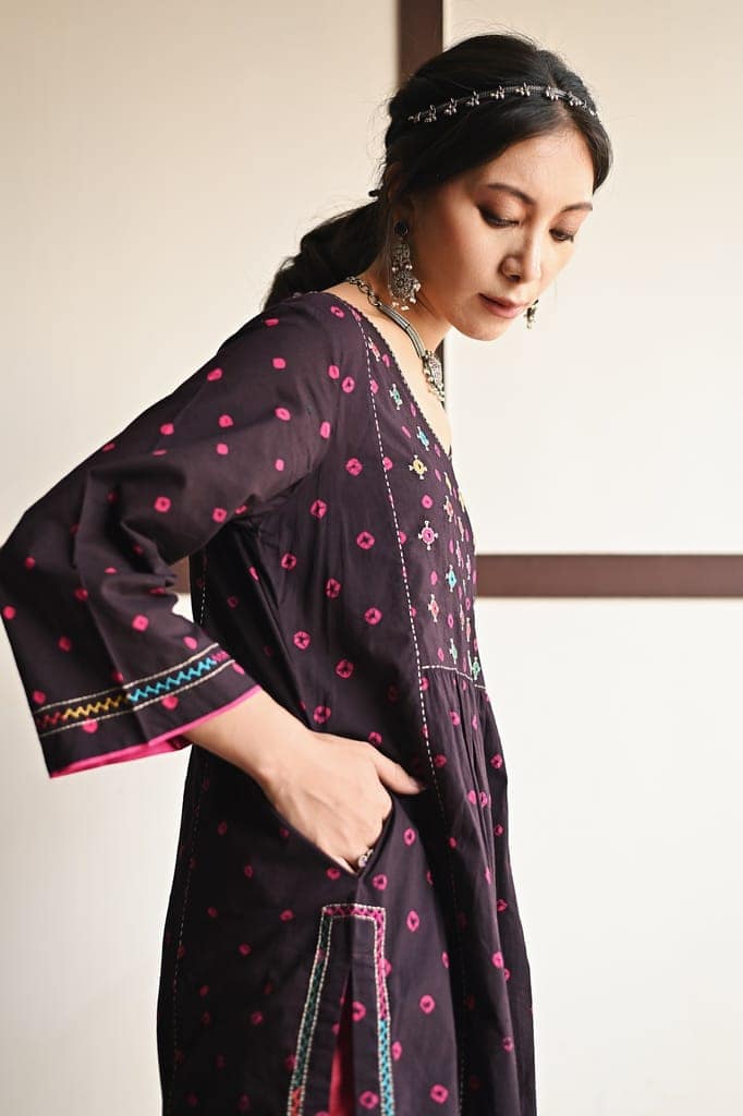 Kaanch Round Neck Bandhej And Embroidered Black Kurta view 3