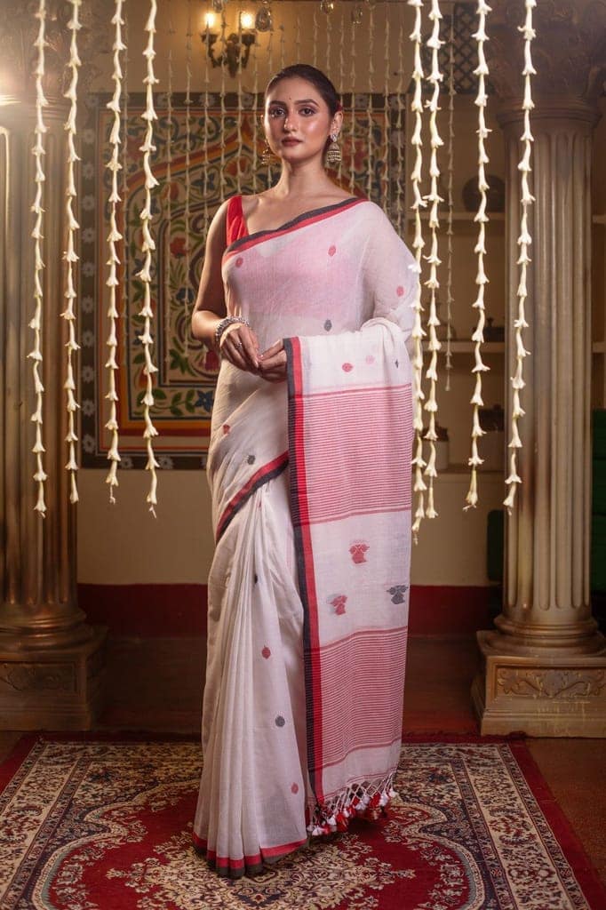 Mastaani ~ Pure Mul Jamdhani Cotton Handloom Saree with Beautiful Heart Weaves ~ Red view 2