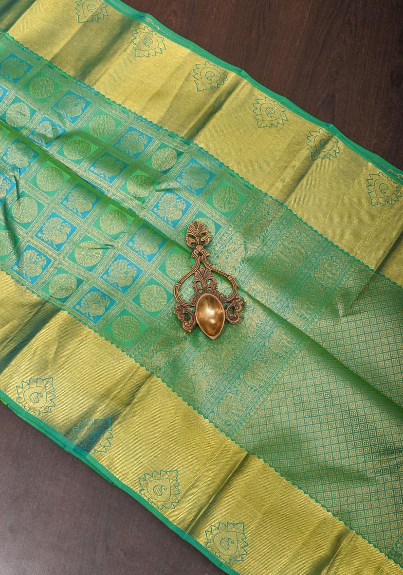 Green Dual Tone Patola Design Brocade Kanjivaram Silk saree with Antique Gold Zari | SILK MARK CERTIFIED view 4