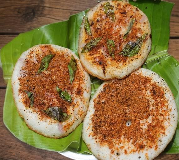 Special onion podi uttapam