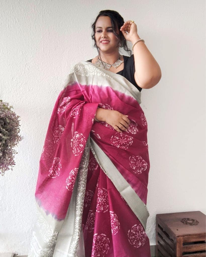Slub Linen Batik Print Saree Red & Grey Color with running blouse-6025 view 4