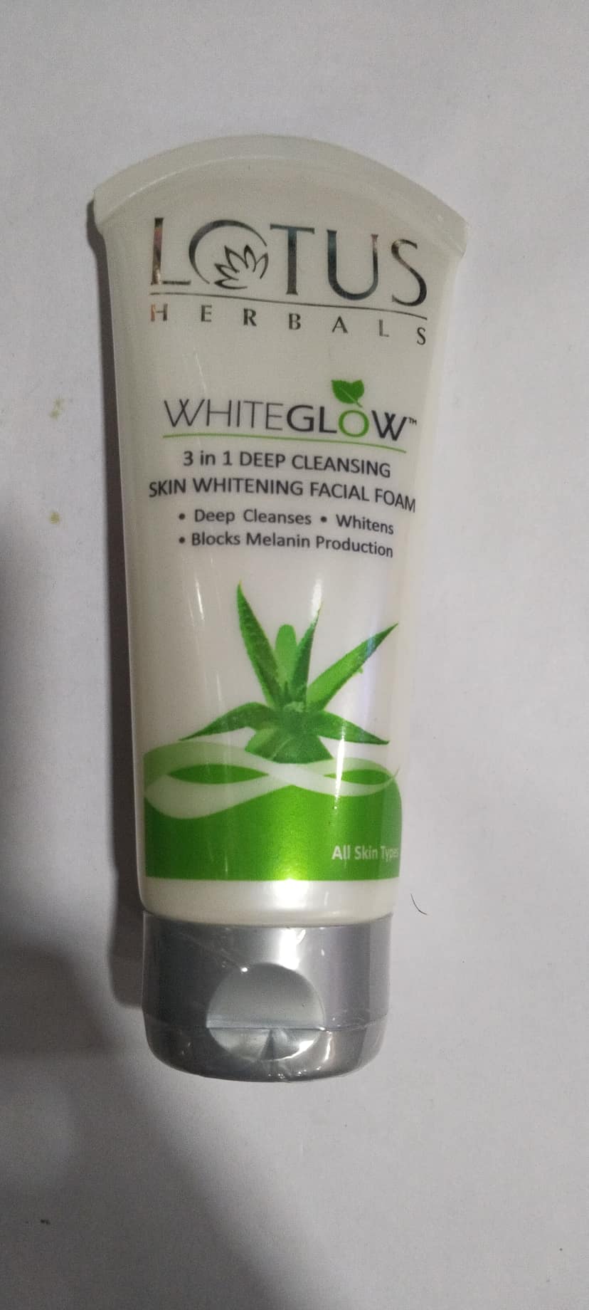 Lotus Herbals White glow 3 in 1 deep cleansing facewash
