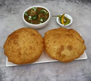 Paneer Wale Special Chole Bhature (4 Pcs )
