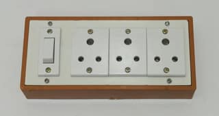 6A 3 Sockets (3 Pin Socket) & 1 Switch Extension Box with 6A Plug & 20m Wire