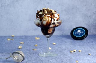 Chocolate fudge sundae medium