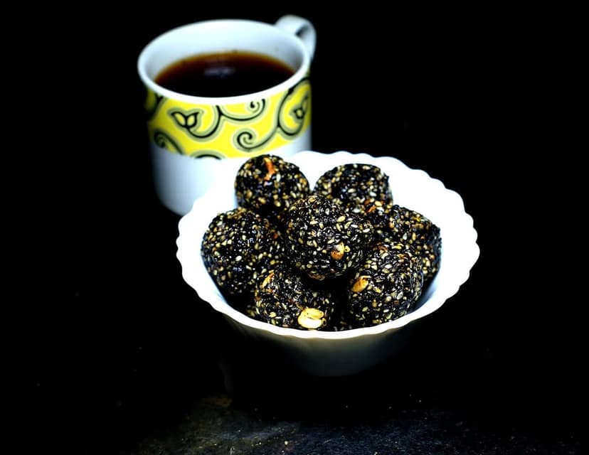 CRUNCHIZZ Authentic Kerala Style Jaggery Coated Banana Chips & Sesame Chikki Black Combo I Traditional South Indian Recipe I No Artificial Additives I Perfect Munchy Bites I Pack of Two I 150 Grams Each I Total 300 Grams view 2