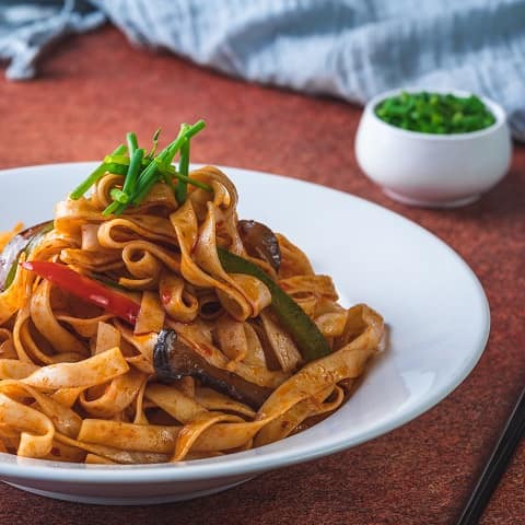 Braised noodles with bell pepper,black mushroom and spring onion