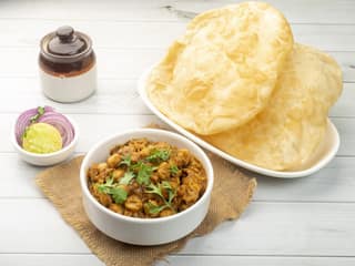 Chole bhature (2 pc)