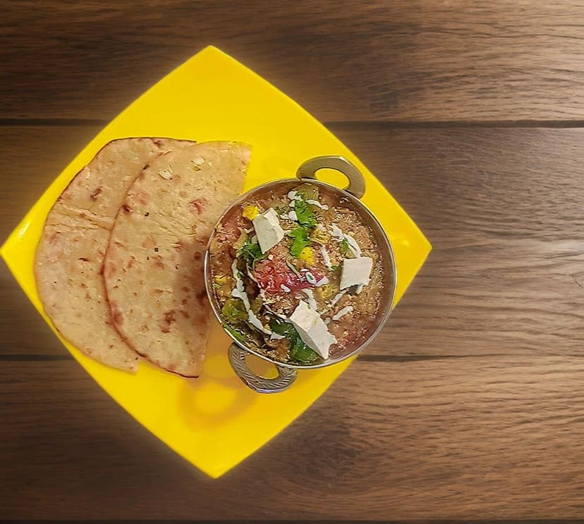 Kadai paneer [200 ml] with 1 garlic roti