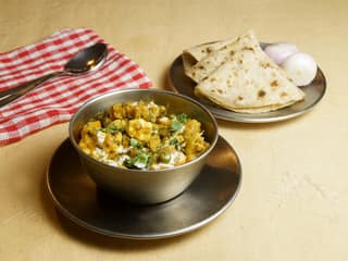 Aloo gobi roti combo