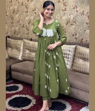 Lee Moda Women Rayon Embroidered Flared Kurti With Pants ( Green )