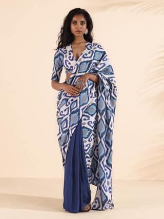trueBrowns Blue White Muslin Ikat Saree - Blue (Free Size)