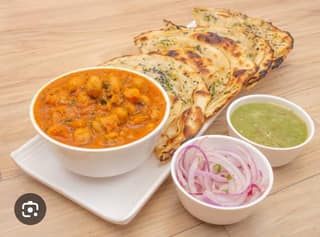 Butter paneer masala (lambe) chole kulche