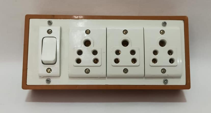 6A 3 Sockets (5 Pin Socket) & 1 Switch Extension Box with 16A Plug & 40m Wire