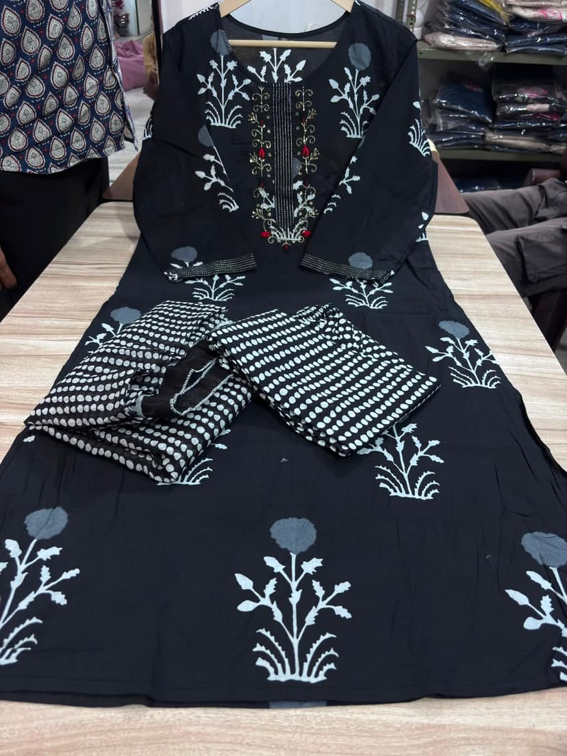 Black Handwork Embroidered Kurta Set with Malmal Dupatta view 2