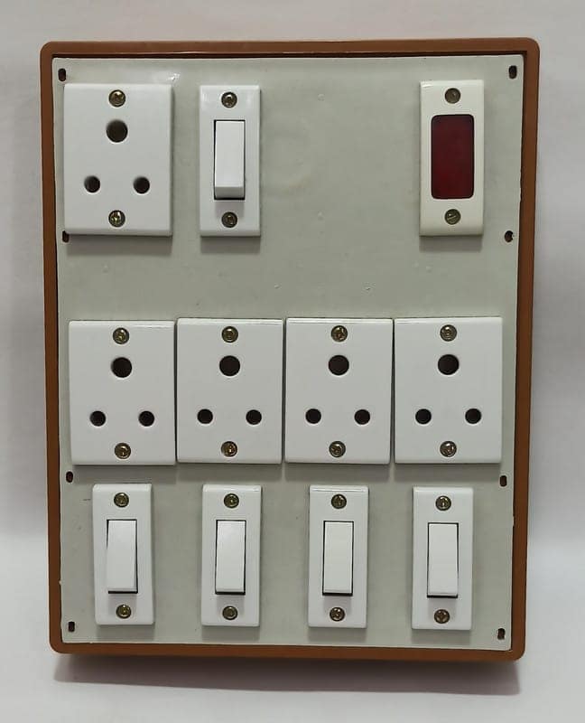 6A 5 Sockets (3 Pin Socket) & 5 Switch Extension Box with Indicator, 16A Plug & 20m Wire