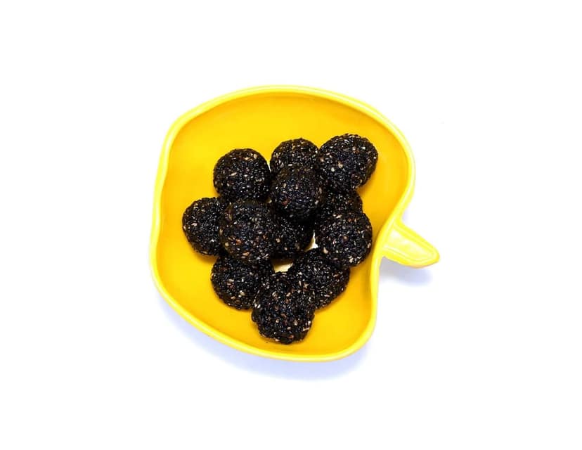 CRUNCHIZZ Authentic Kerala Style Jaggery Coated Banana Chips & Sesame Chikki Black Combo I Traditional South Indian Recipe I No Artificial Additives I Perfect Munchy Bites I Pack of Two I 100 Grams Each I Total 200 Grams view 2