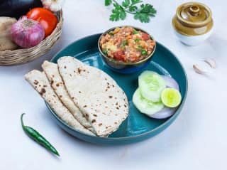 Aloo Baingan Chokha With Bread