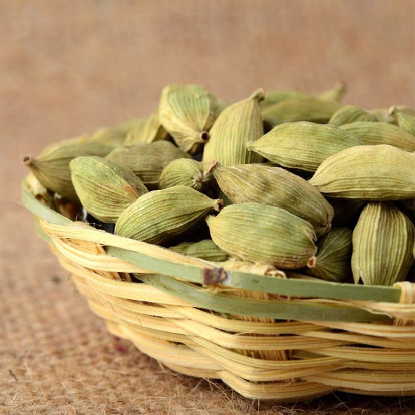 Premium Single Origin Alleppey Green Cardamom Whole (Premium 8 mm Extra Bold)/ – 100gm (in Glass JAR) view 2