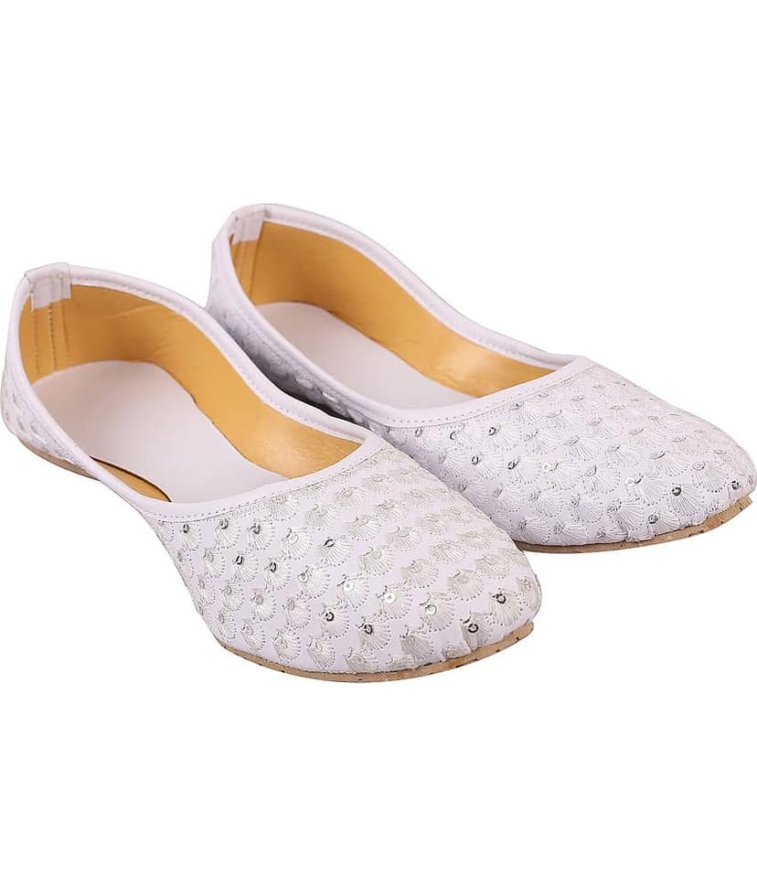 Apratim - White Women's Juttis