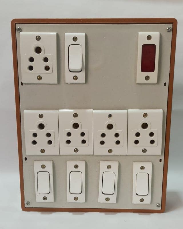 6A 5 Sockets (5 Pin Socket) & 5 Switch Extension Box with Indicator, 16A Plug & 30m Wire